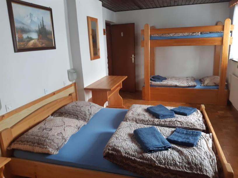 Pokój czteroosobowy z prywatną łazienką